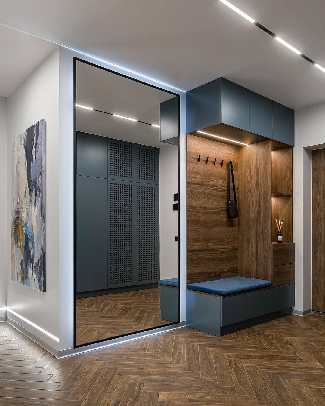 თანამედროვე შემოსავლელი ავეჯი ლურჯი და ხისფერის კომბინაციით, დიდი სარკით