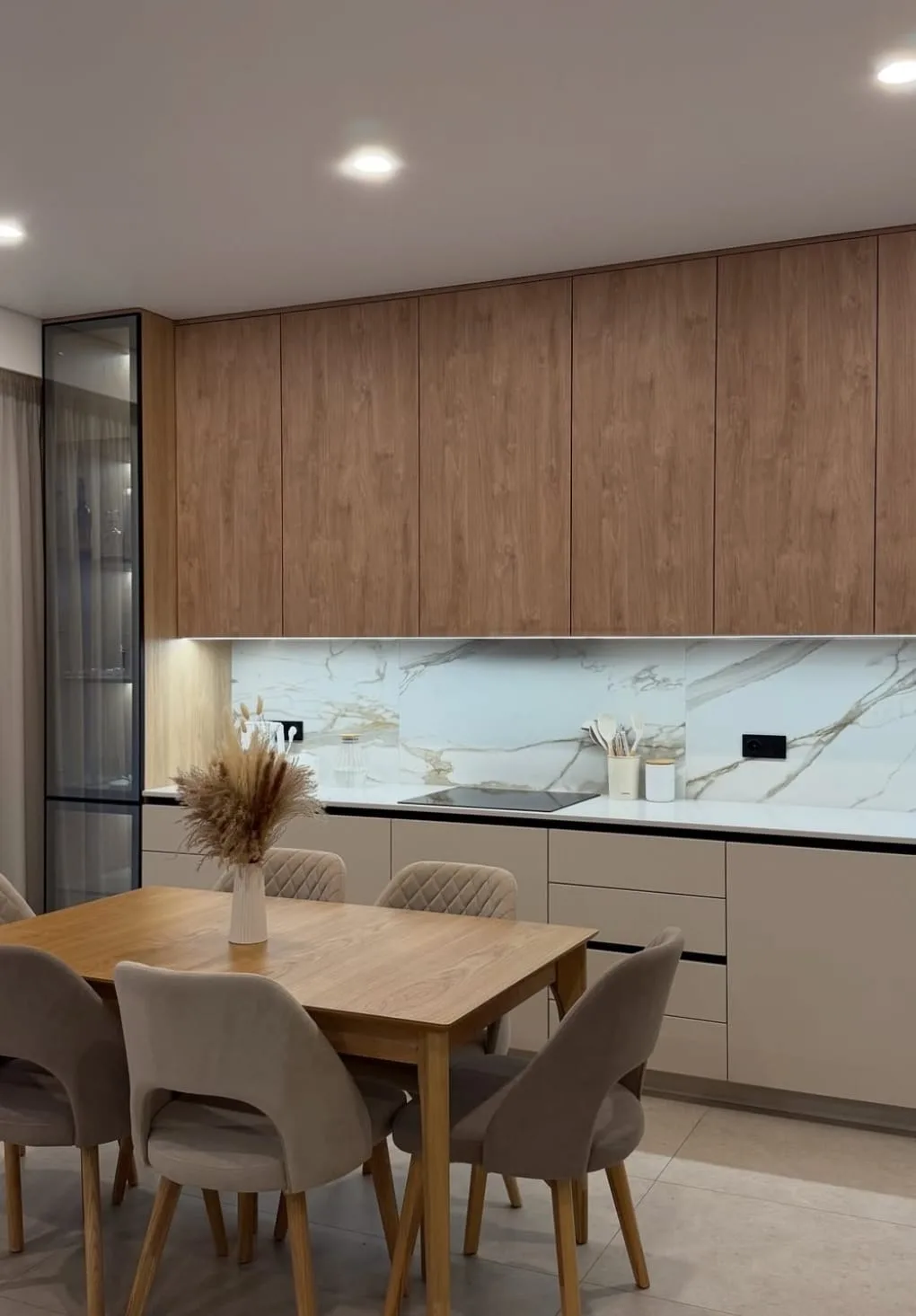 დაშპონილი სამზარეულო და შეღებილი MDF-ის კომბინაცია