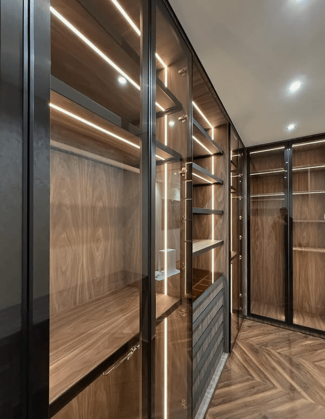 wardrobe შუშის ვიტრინით და განათებით