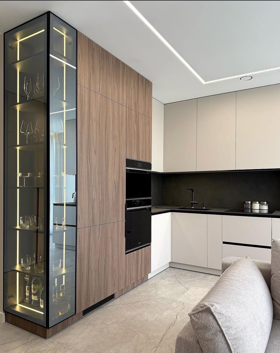 L ფორმის სამზარეულო ვიტრინით და ინტეგრირებული განათებით