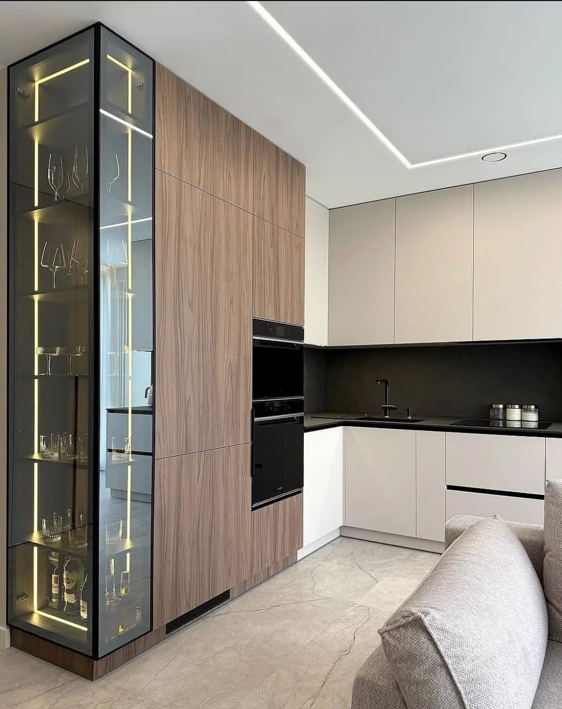 L ფორმის სამზარეულო ვიტრინით და ინტეგრირებული განათებით