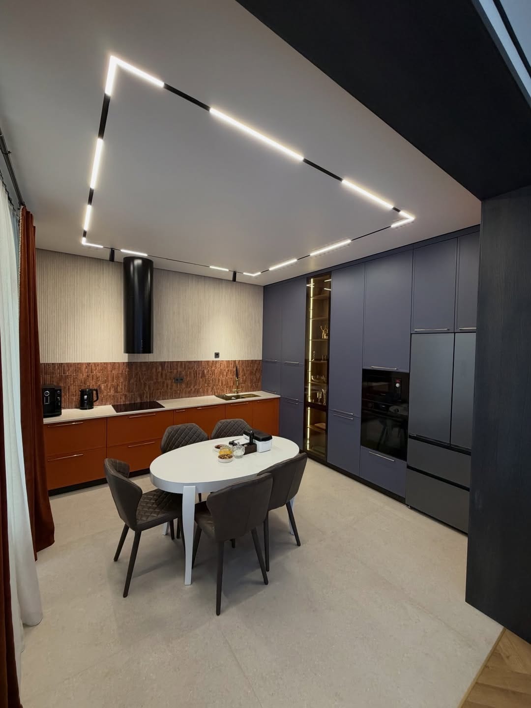 mdf შეღებილი სამზარეულო ლურჯი კედლის კარადებით