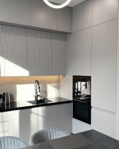 mdf დაფრეზილი და შეღებილი ზედა კარადები ქმნის ელეგანტურ და დახვეწილ ვიზუალს.