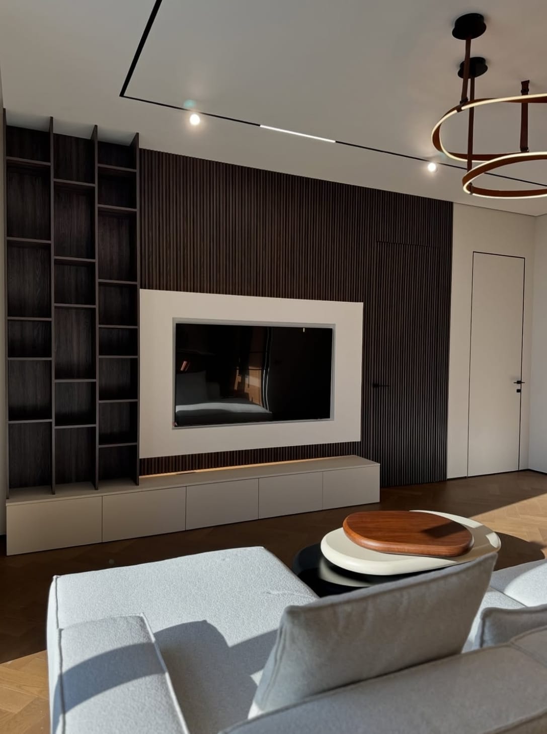 TV კონსოლი Modero Space Design-ისგან – მუქი ხისფერი, ღია თაროები და პრაქტიკული კონსოლი