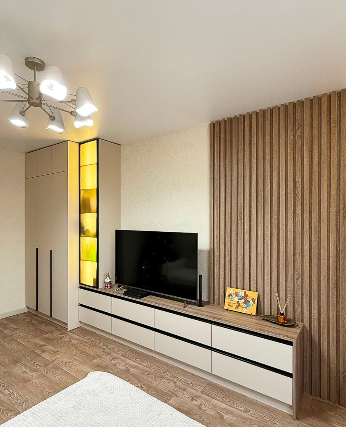 თანამედროვე TV კონსოლი Modero Space Design-ისგან – თეთრი და ხისფერის კომბინაცია, დახურული თაროები, ვიტრაჟული ელემენტები