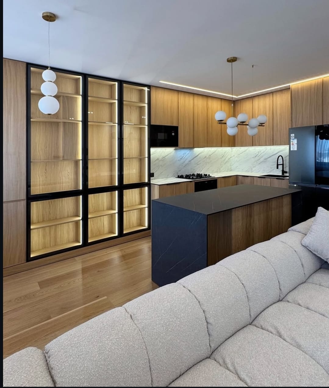 vთანამედროვე სამზარეულოს ინტერიერი