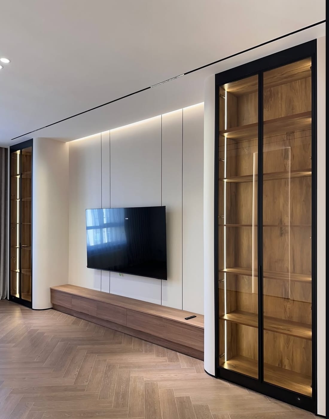 TV კონსოლი ბუნებრივი ხისფერი Modero Space Design-ისგან – განათებული დახურული ვიტრაჟები ორივე მხარეს