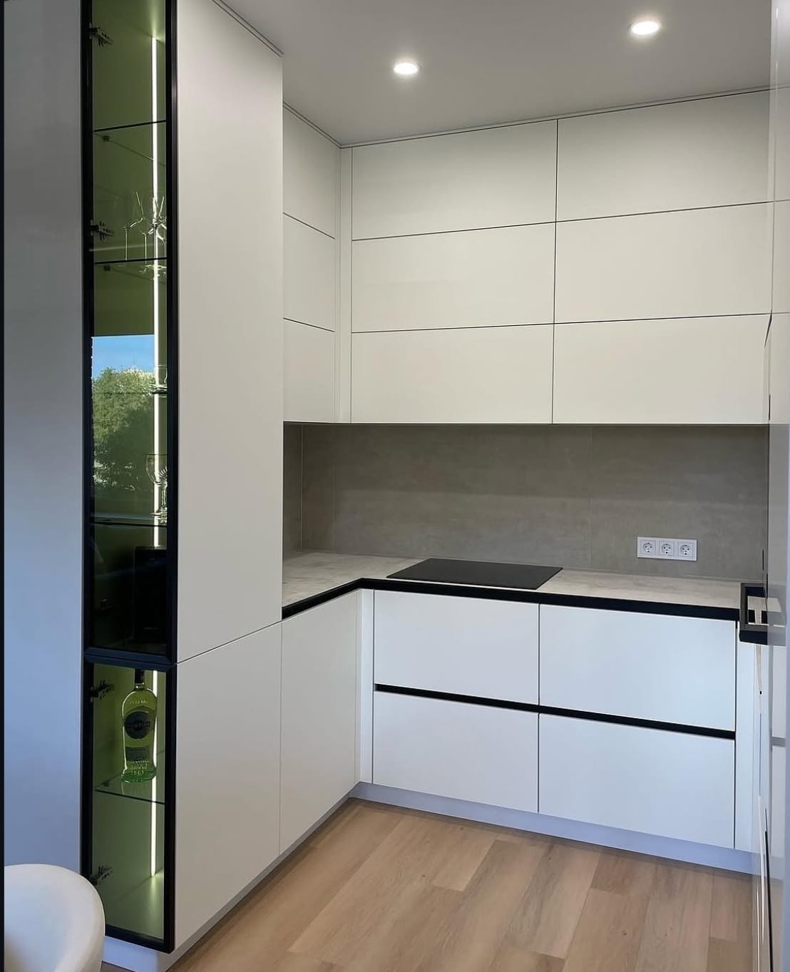 ლამინატის სამზარეულო თანამედროვე ინტერიერის დიზაინით